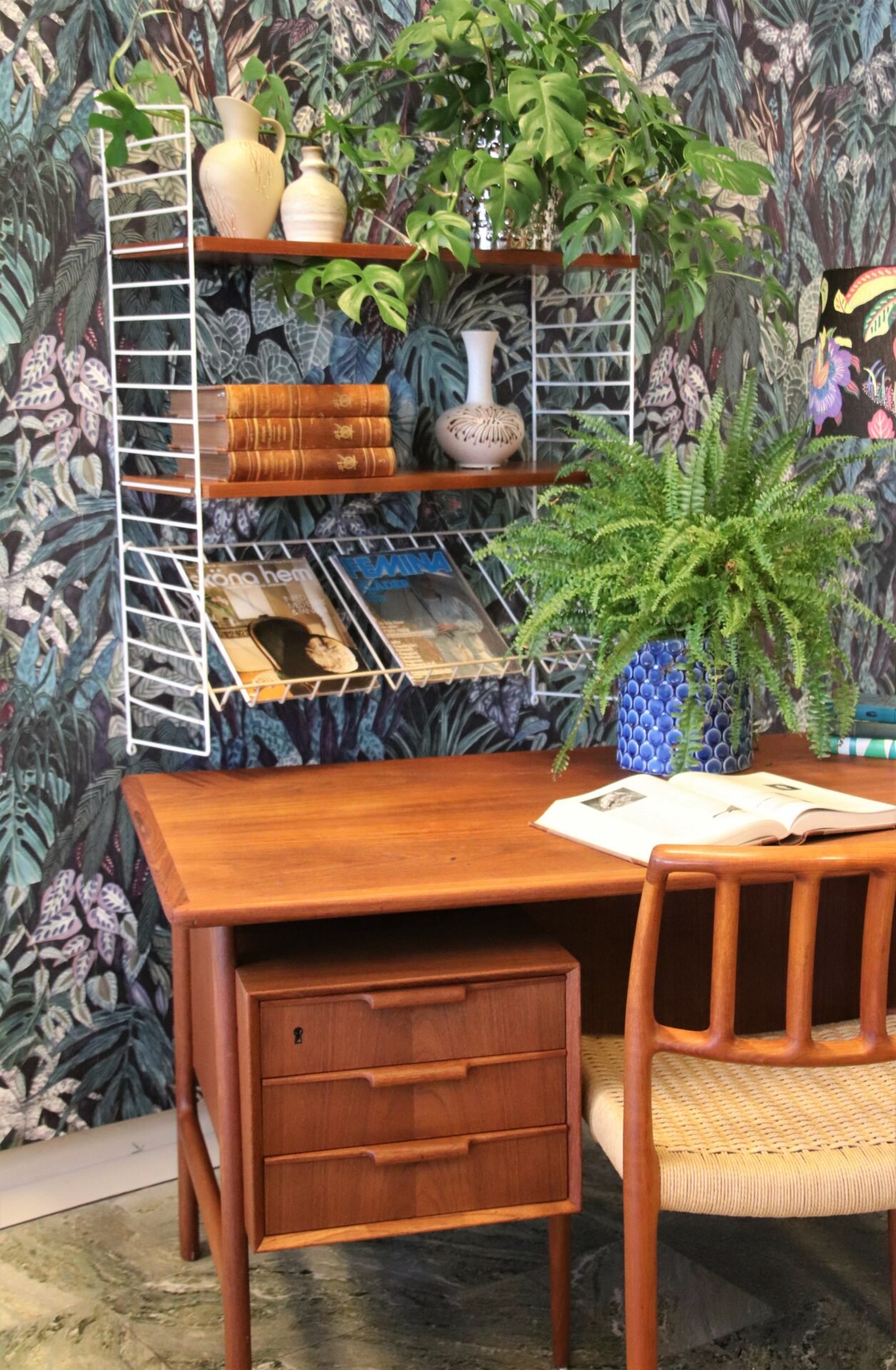 Stringhylla original med hyllplan i teak och snedställd tidningshylla ...